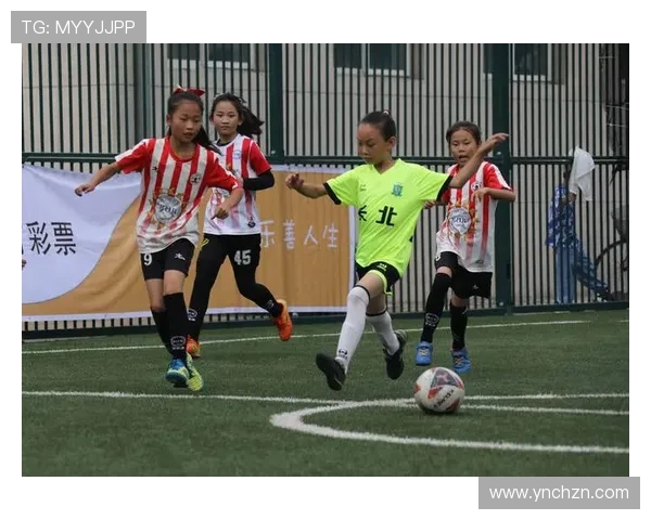 藏族美女足球明星的魅力与风采展现于绿茵场上