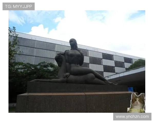 足球明星雕像的奇葩之作揭示了艺术与现实的巨大反差与争议